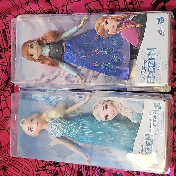 Disney Other - 2 frozen dolls in box